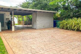 910 NE 81st St in Miami, FL - Building Photo - Building Photo