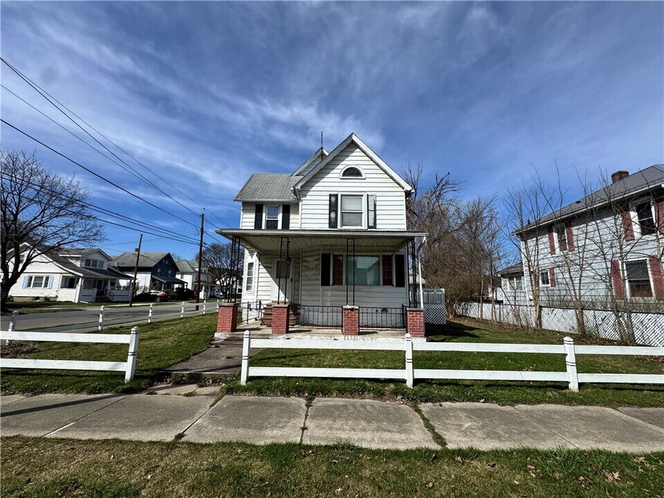 121 Davis St in Corning, NY - Building Photo