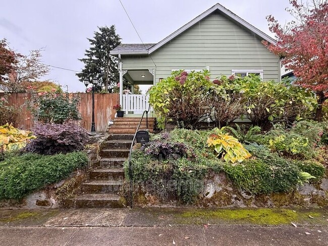 property at 715 W 19th St