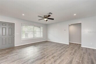 3006 McIntosh Rd in Sarasota, FL - Foto de edificio - Building Photo