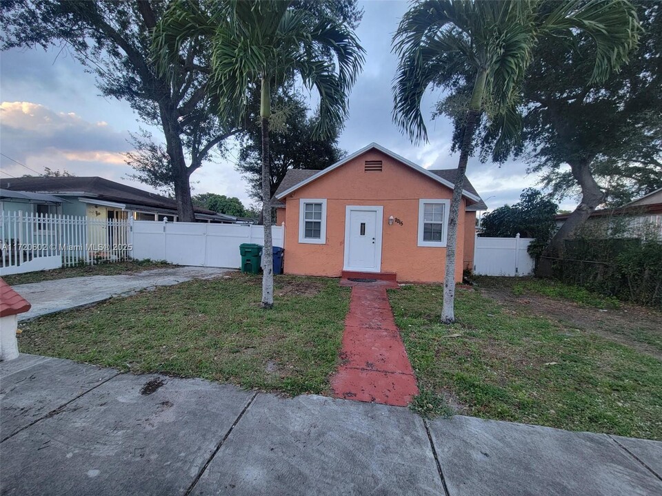 2215 NW 104th Terrace in Miami, FL - Building Photo