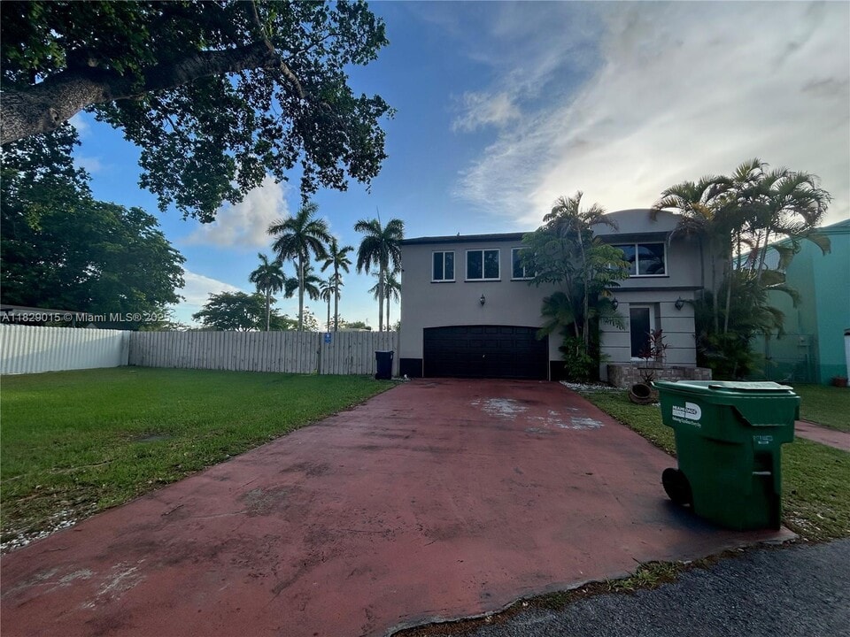 27170 SW 121st Ct in Homestead, FL - Building Photo