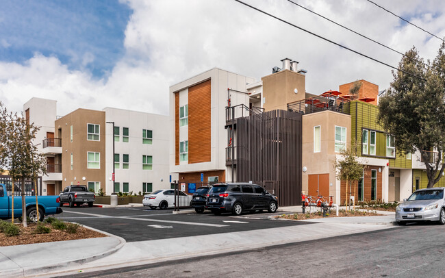 Firestone Phoenix in Los Angeles, CA - Foto de edificio - Primary Photo