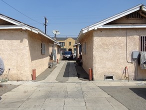 810 W 43rd St in Los Angeles, CA - Building Photo - Building Photo