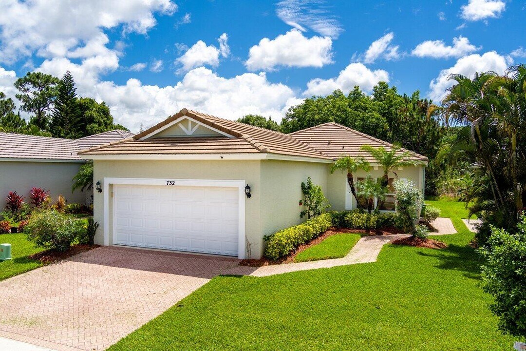 732 SW Rocky Bayou Terrace in Port St. Lucie, FL - Foto de edificio