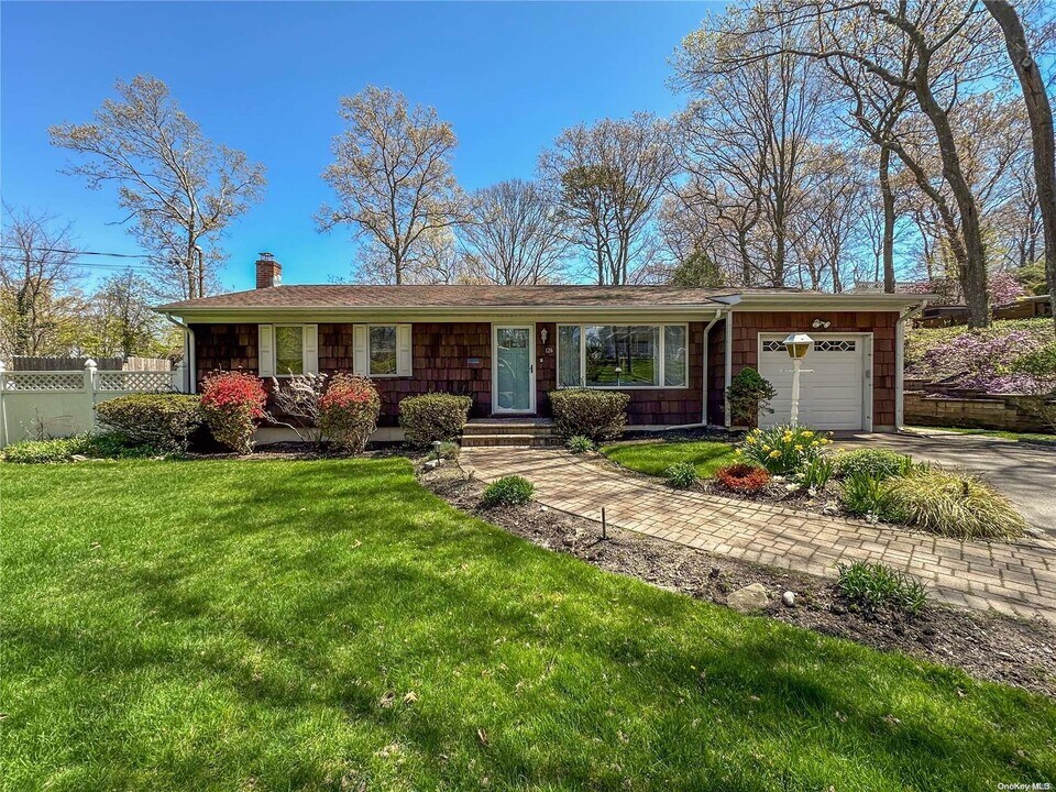 126 Overhill Rd in Wading River, NY - Foto de edificio