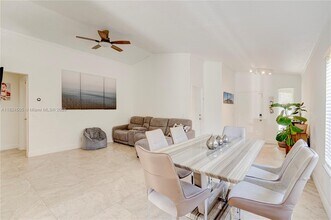 1482 Canary Island Dr in Weston, FL - Building Photo - Building Photo