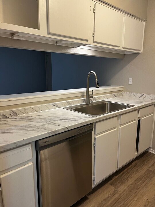 9800 Eastwend Dr in Austin, TX - Building Photo