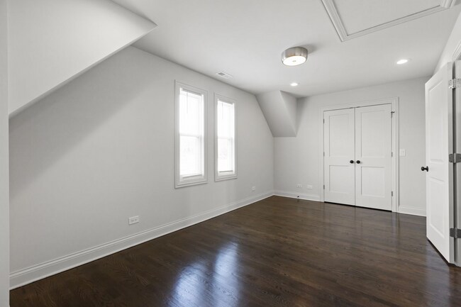 3124 N California Ave, Unit 2F in Chicago, IL - Building Photo - Building Photo