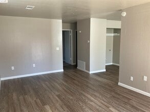 201 E 17th St in Pittsburg, CA - Building Photo - Building Photo