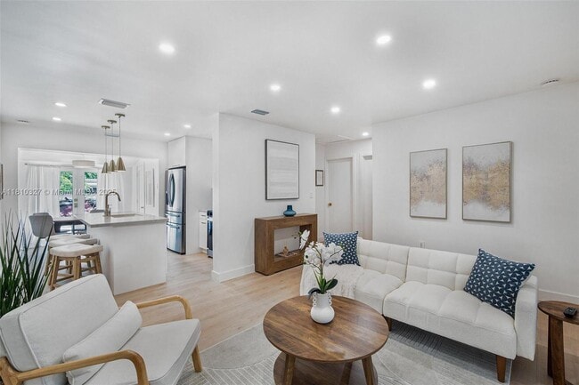 12325 NE 11th Pl in North Miami, FL - Foto de edificio - Building Photo