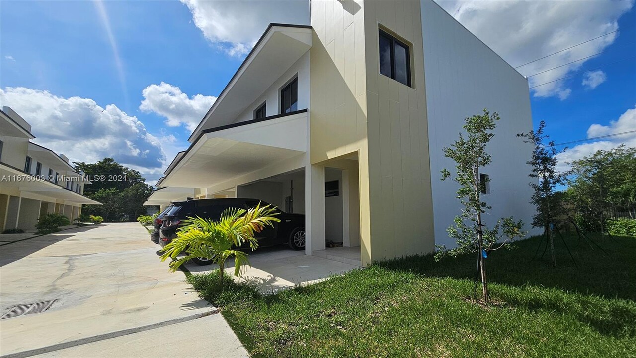 574 NW 7th St in Florida City, FL - Building Photo