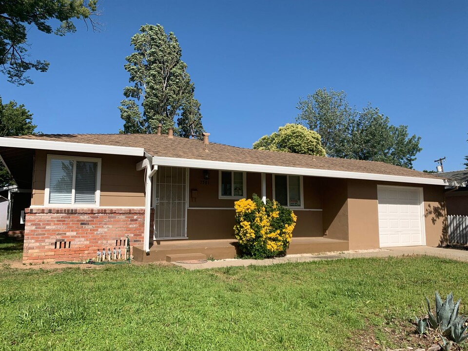 7581 Tamoshanter Way in Sacramento, CA - Building Photo