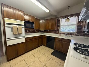 112 Jenny Kay Ln in Irving, TX - Building Photo - Building Photo