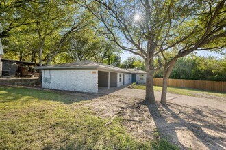 2303 Metcalfe Rd in Austin, TX - Building Photo - Building Photo