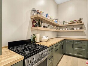 22570 S Summit Ridge Cir in Los Angeles, CA - Foto de edificio - Building Photo