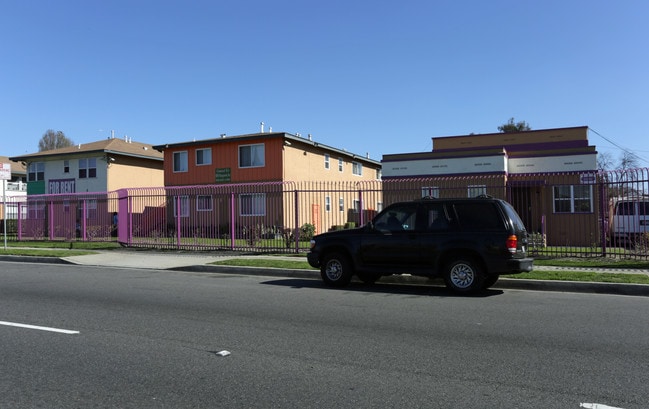 Santa Fe Apartments in Compton, CA - Foto de edificio - Building Photo