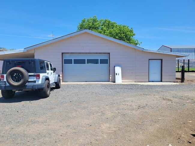 5842 Henley Rd in Klamath Falls, OR - Building Photo - Building Photo