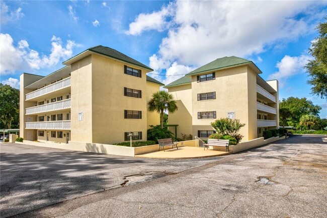 101 N Grandview St-Unit -301 in Mount Dora, FL - Foto de edificio - Building Photo