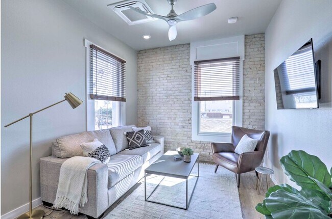 118-120-120 N LBJ Dr in San Marcos, TX - Foto de edificio - Building Photo