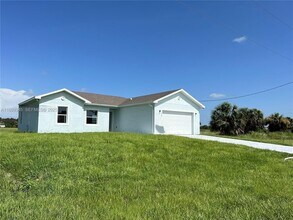 1060 Capri Cir in La Belle, FL - Building Photo - Building Photo