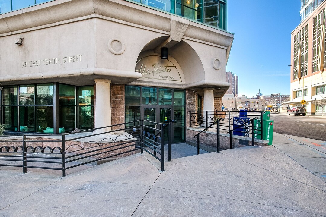 78 10th St E in St. Paul, MN - Foto de edificio