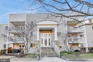 4139 S Four Mile Run Dr in Arlington, VA - Building Photo