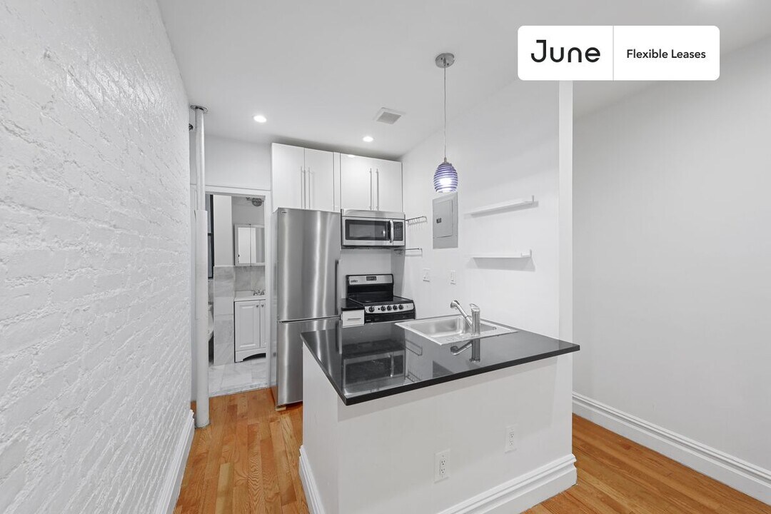 826 9th Ave in New York, NY - Building Photo