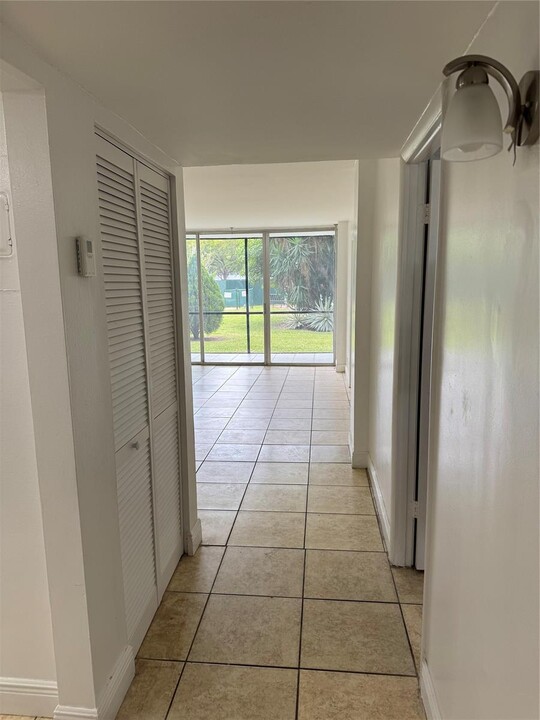115 Royal Park Dr, Unit 1f in Oakland Park, FL - Building Photo