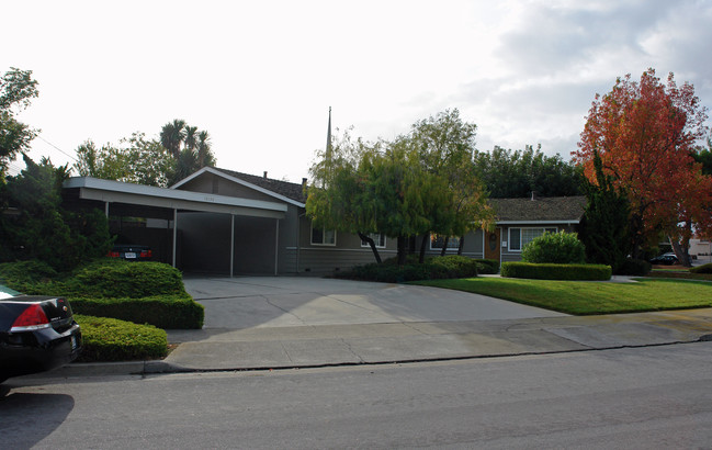 10130 Craft Dr in Cupertino, CA - Foto de edificio - Building Photo