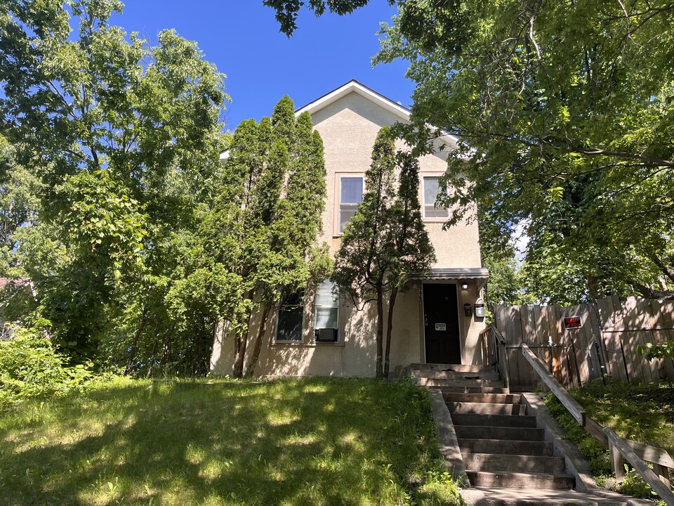 946 Clark St in St. Paul, MN - Building Photo