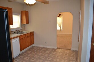 813 Lincoln Ave in Clay Center, KS - Building Photo - Building Photo