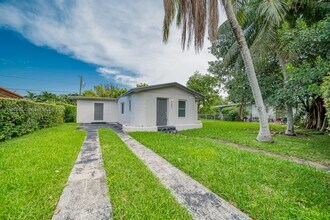 10011 SW 43rd St in Miami, FL - Building Photo - Building Photo