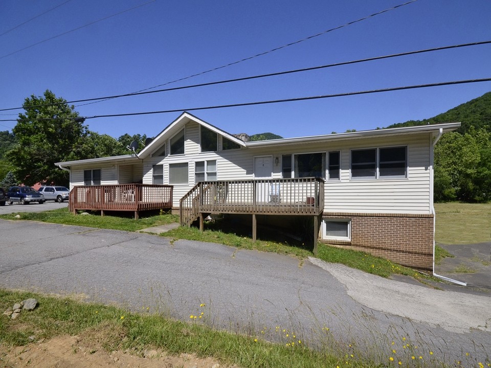 953 Jonathan Creek Rd in Waynesville, NC - Building Photo