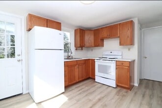 31 Kennedy Dr in Thomaston, CT - Building Photo - Building Photo