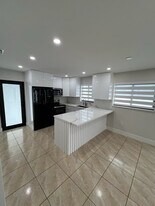 160 E 34th St in Hialeah, FL - Building Photo