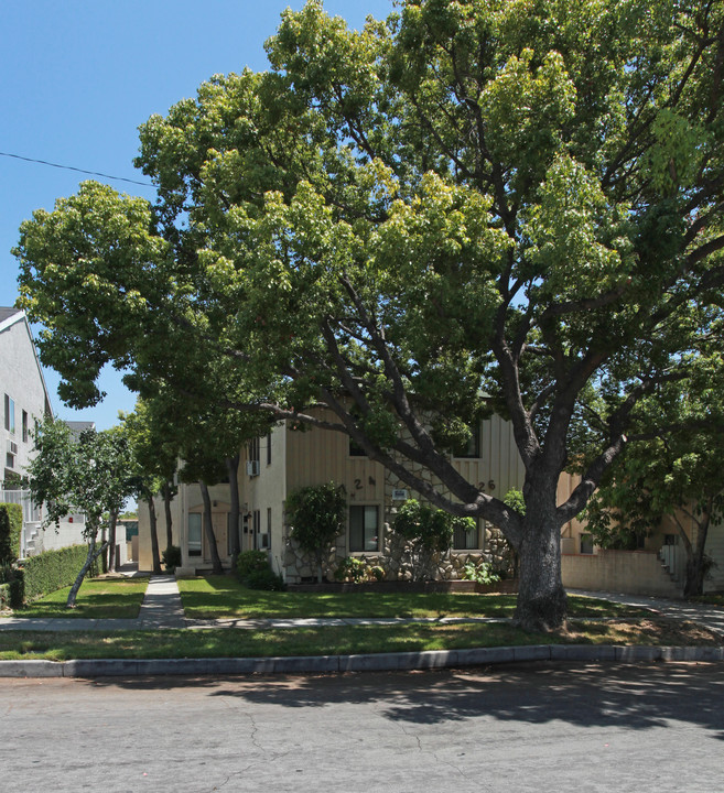 724-726 E Cedar Ave in Burbank, CA - Building Photo