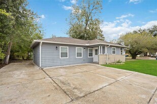 6523 Cherrydale Dr in Houston, TX - Building Photo