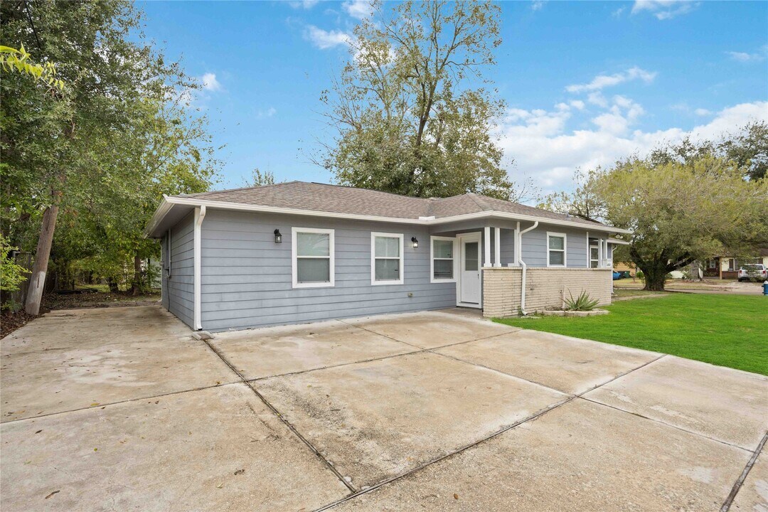 6523 Cherrydale Dr in Houston, TX - Building Photo