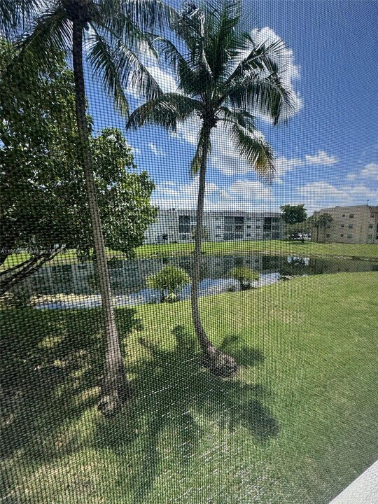 8510 Sunrise Lakes Blvd in Sunrise, FL - Building Photo