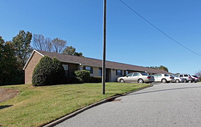 Brookway West Apartments in Lewisville, NC - Foto de edificio - Building Photo