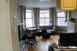 899 Beacon St, Unit 3 in Boston, MA - Building Photo - Building Photo