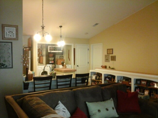 915 Pope Street in Lake Mills, WI - Foto de edificio - Building Photo