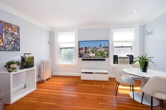 1064 Beacon St, Unit 12 in Brookline, MA - Building Photo - Building Photo