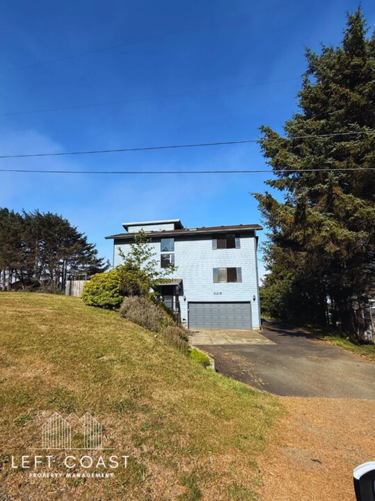 6215 NE Oar Dr in Lincoln City, OR - Building Photo
