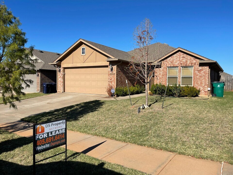 18904 Vea Dr in Edmond, OK - Foto de edificio