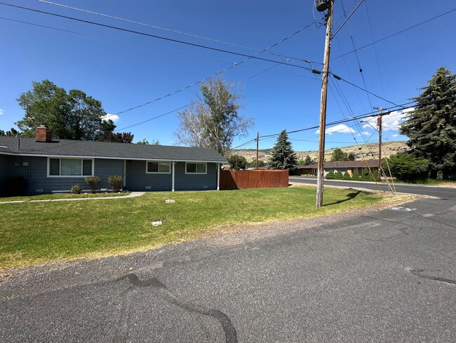 5301 Bel Aire Dr in Klamath Falls, OR - Building Photo - Building Photo