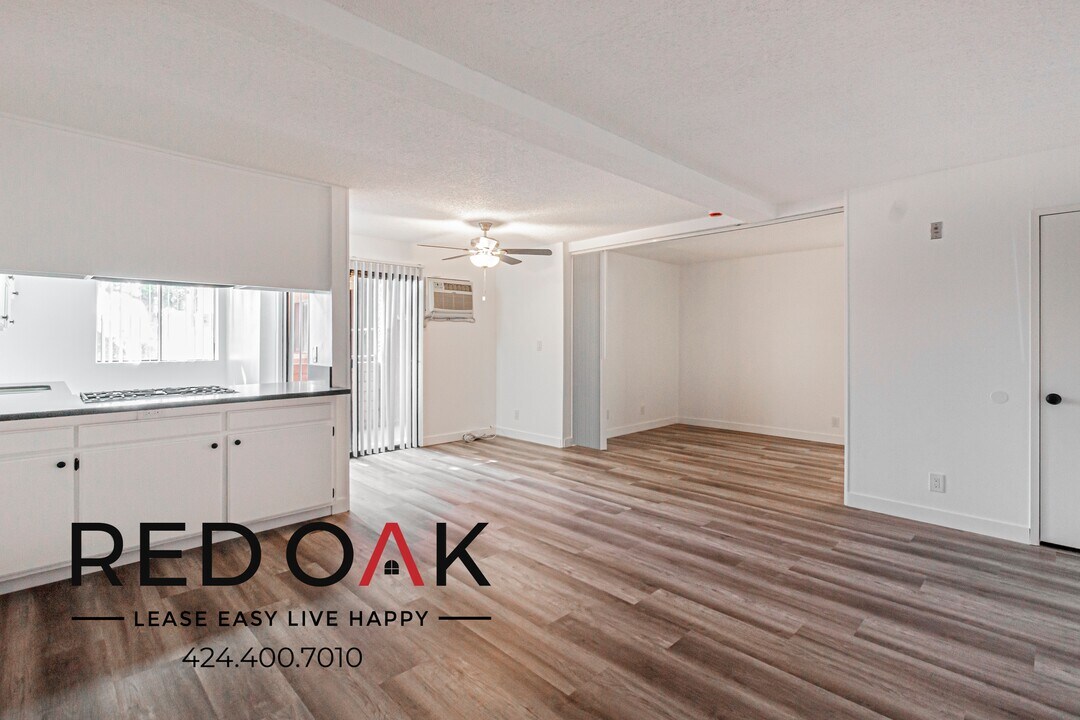 8614 Woodley Ave in Los Angeles, CA - Building Photo