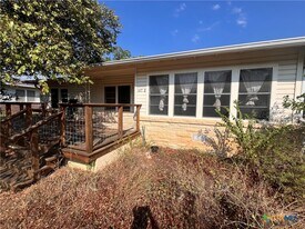 107 E Holland St in San Marcos, TX - Building Photo