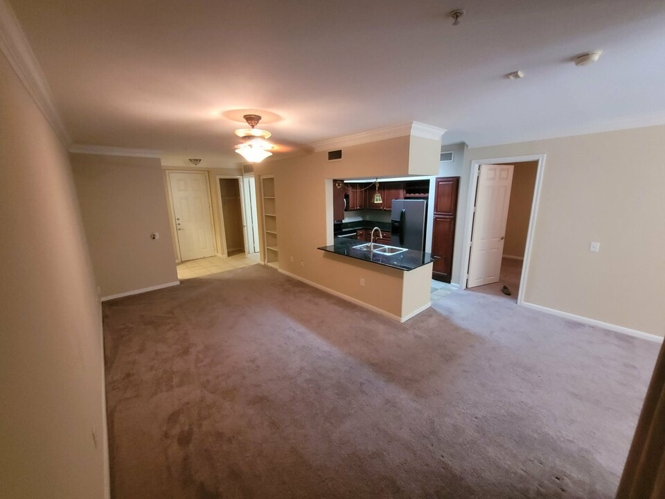 7575 Kirby Dr, Unit 7575 Kirby Dr Apt 1110 in Houston, TX - Foto de edificio